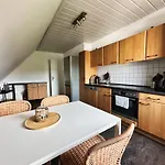 Dg-wohnung Mit Sonnigem Balkon דירה *