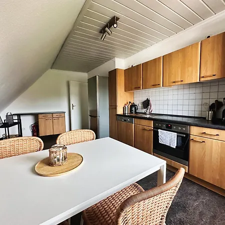 Dg-wohnung Mit Sonnigem Balkon アパート *