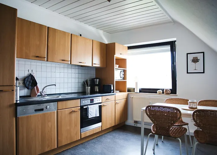 Dg-wohnung Mit Sonnigem Balkon شقة *