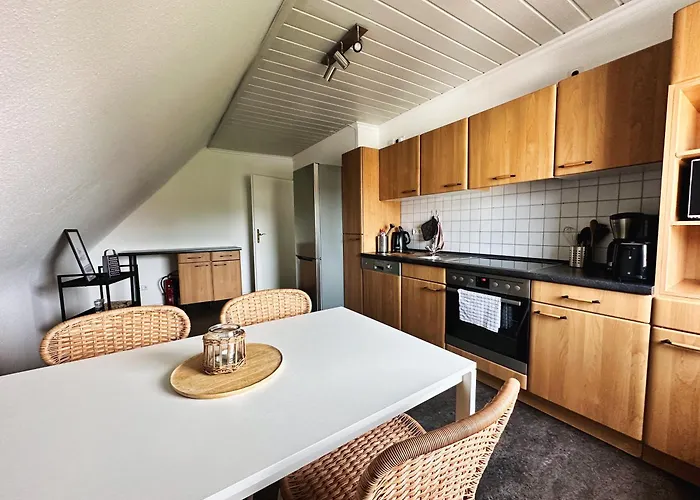 Dg-wohnung Mit Sonnigem Balkon شقة *